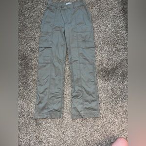 Brand: Abercrombie & Fitch; Style: Relaxed Cargo Pants; Size: 27/4